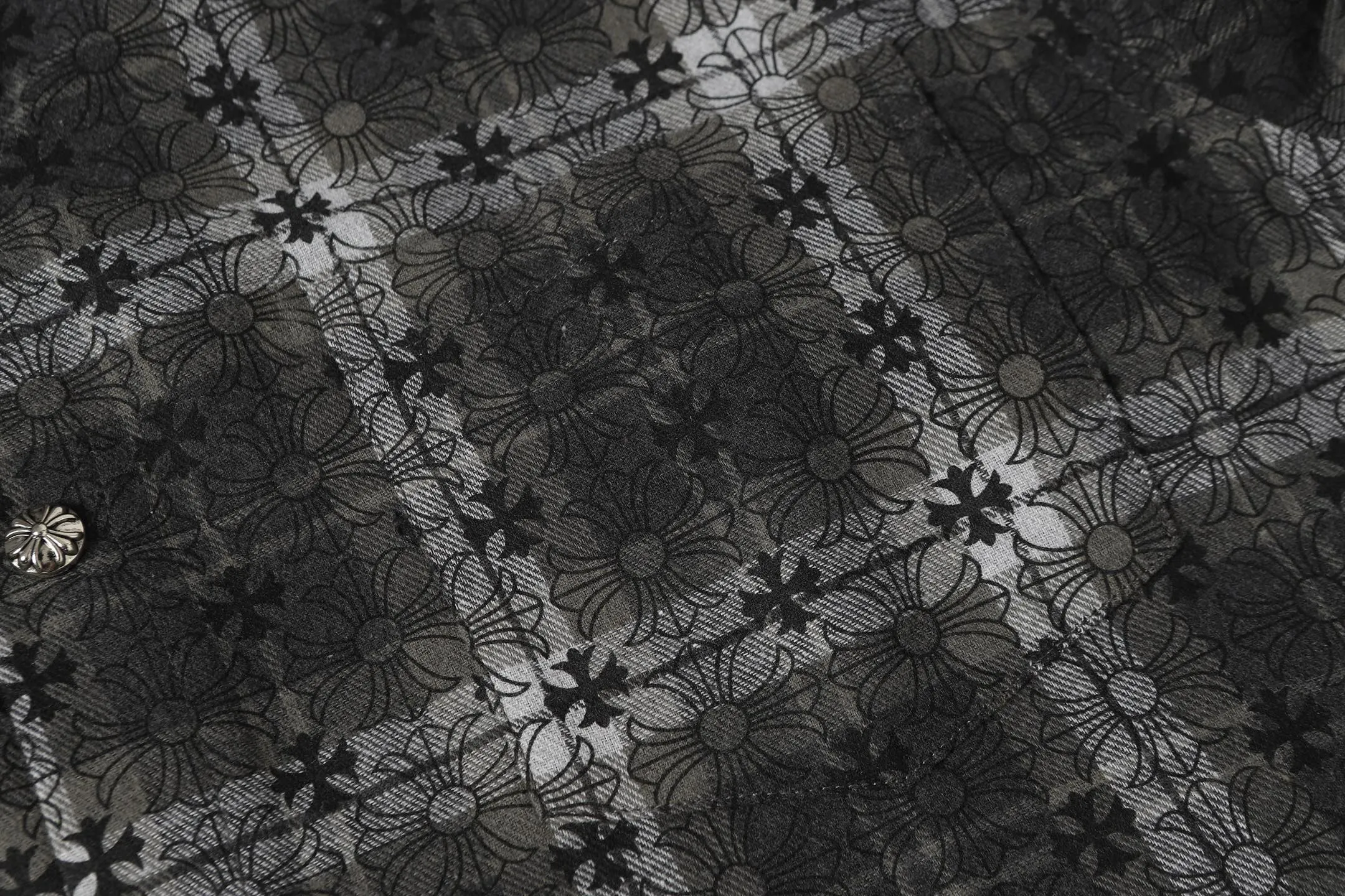 P260 Cross-border model, please do not place an order if you are pursuing quality - Chrome Hearts/Chrome Hearts dark pattern plaid shirt long-sleeved Polo - High weight, high density and high quality. The wool is soft, delicate and skin-friendly. Soft and silky to the touch. Excellent warmth and skin-friendly properties. - Customized weaving and dyeing. No color difference. No matter the fabric or workmanship details, it is better than the ordinary version on the market. - Hardware and zipper accessories are all customized. Full of details -Colour: black -Size: S M L XL